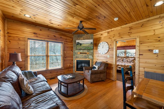 922 Parkview Point Way, Gatlinburg, TN 37738