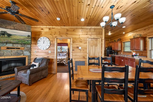 922 Parkview Point Way, Gatlinburg, TN 37738