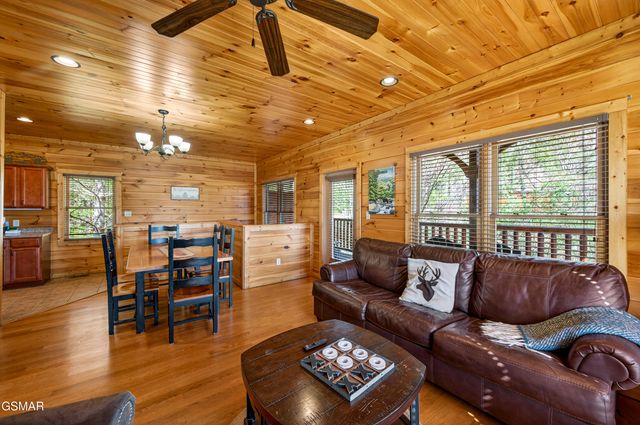 922 Parkview Point Way, Gatlinburg, TN 37738