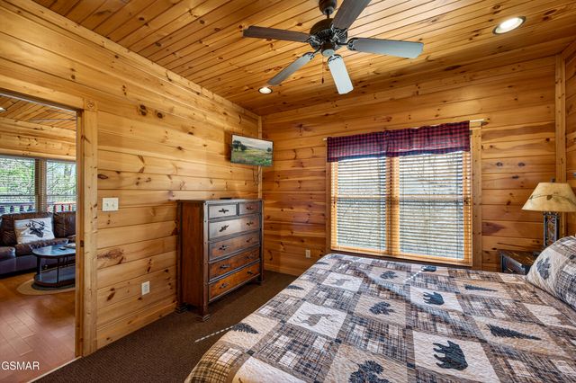 922 Parkview Point Way, Gatlinburg, TN 37738