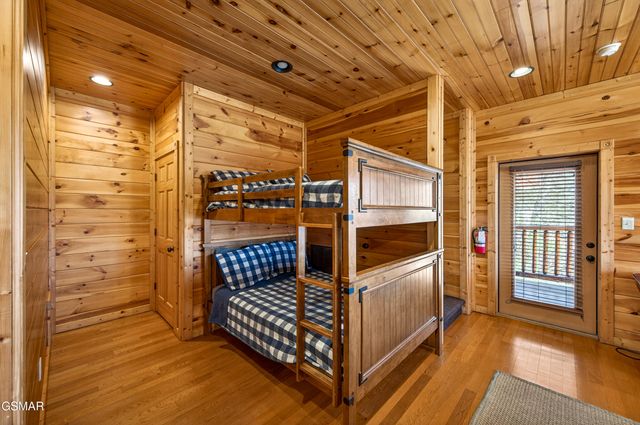 922 Parkview Point Way, Gatlinburg, TN 37738