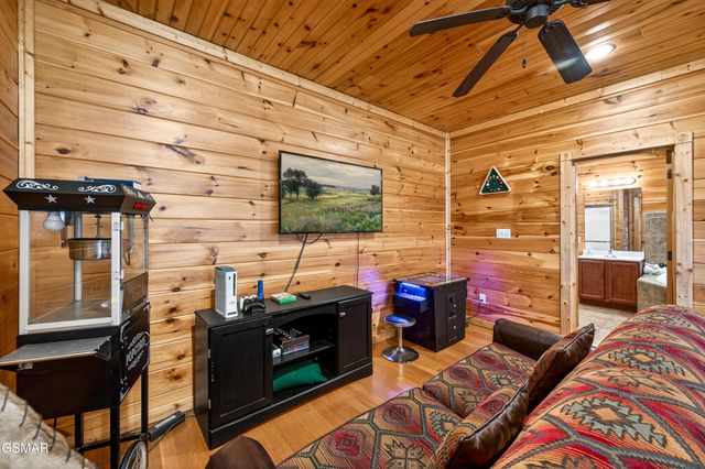 922 Parkview Point Way, Gatlinburg, TN 37738