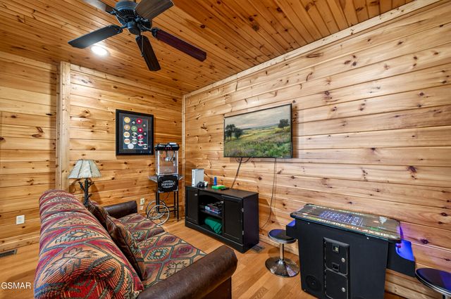 922 Parkview Point Way, Gatlinburg, TN 37738