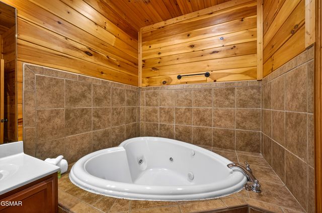 922 Parkview Point Way, Gatlinburg, TN 37738