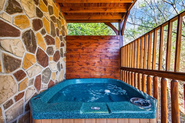 922 Parkview Point Way, Gatlinburg, TN 37738