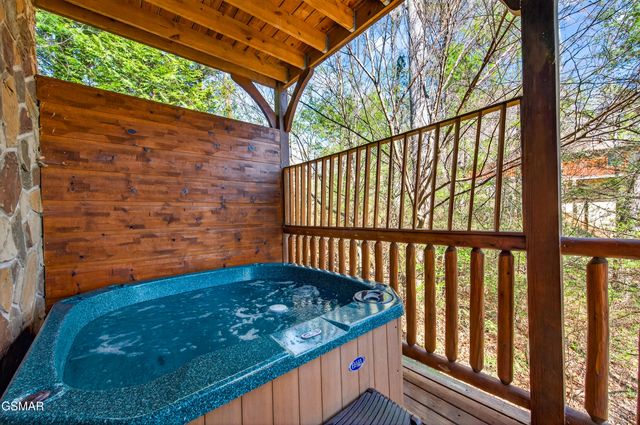 922 Parkview Point Way, Gatlinburg, TN 37738