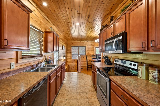 922 Parkview Point Way, Gatlinburg, TN 37738