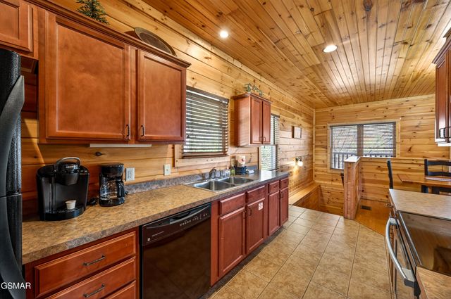 922 Parkview Point Way, Gatlinburg, TN 37738