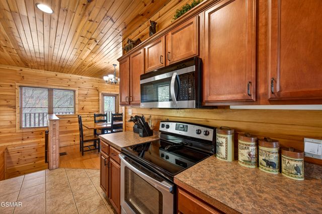 922 Parkview Point Way, Gatlinburg, TN 37738