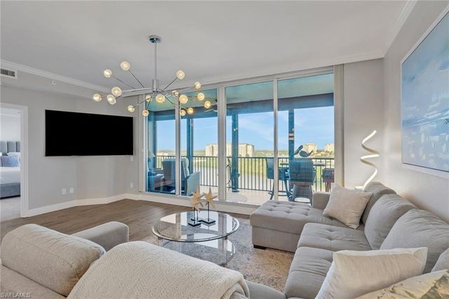 420 Cove Tower DR 802, Naples, FL 34110