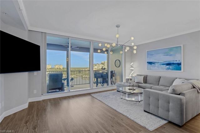 420 Cove Tower DR 802, Naples, FL 34110