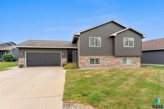 608 Honeysuckle Dr, Harrisburg, SD 57032