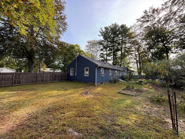 25 Clifton Dr, Agawam, MA 01001