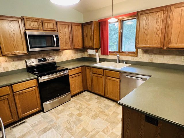 8815 S Castle COURT, Franklin, WI 53132