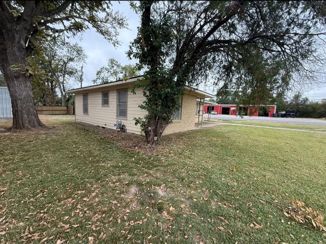 200 Victory Street, Bonham, TX 75418