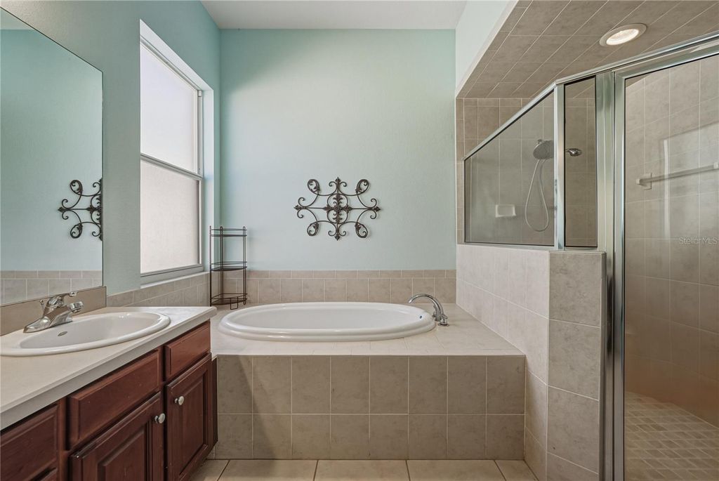 Image 36 of property listing at 1823 ROCKY POINTE DRIVE, Lakeland, FL 33813