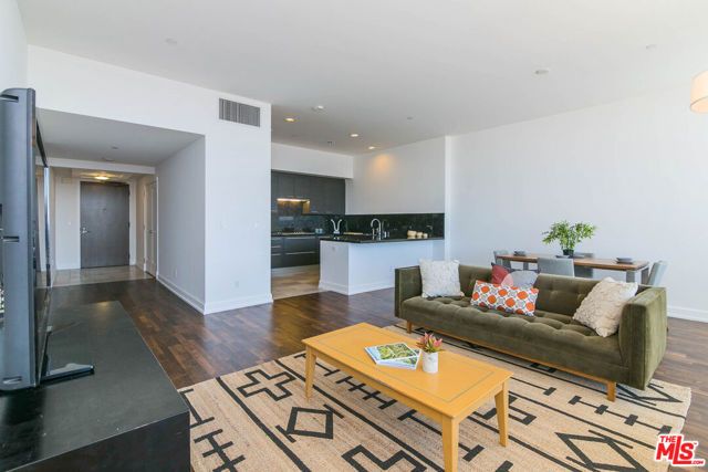 900 W Olympic Boulevard 28C, Los Angeles, CA 90015