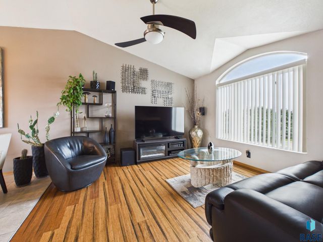 400 Philly Cir Circle, Harrisburg, SD 57032