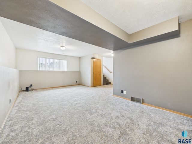 400 Philly Cir Circle, Harrisburg, SD 57032