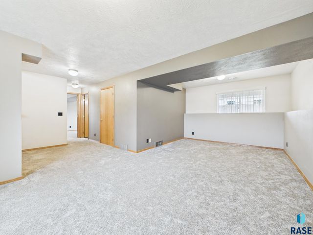 400 Philly Cir Circle, Harrisburg, SD 57032
