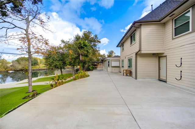 303 Old Bayou Drive, Dickinson, TX 77539