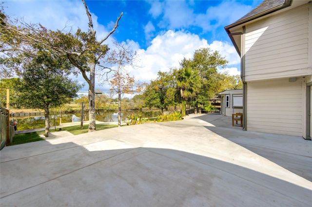 303 Old Bayou Drive, Dickinson, TX 77539