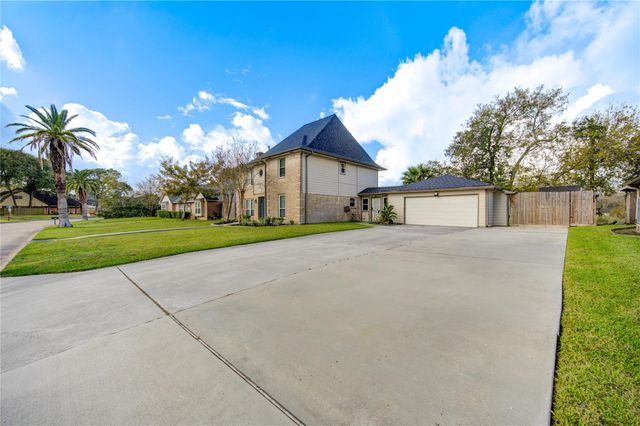 303 Old Bayou Drive, Dickinson, TX 77539