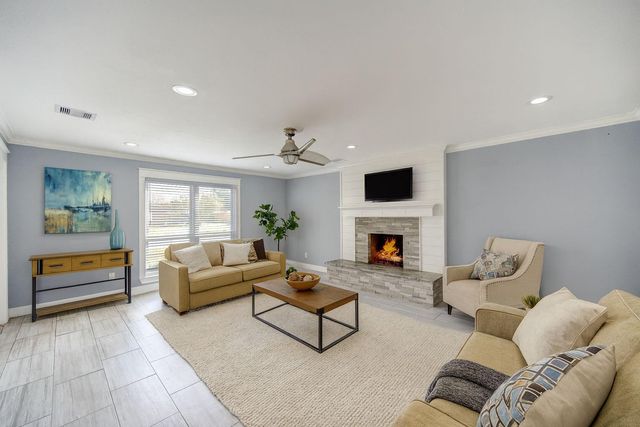 303 Old Bayou Drive, Dickinson, TX 77539