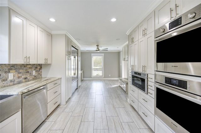 303 Old Bayou Drive, Dickinson, TX 77539