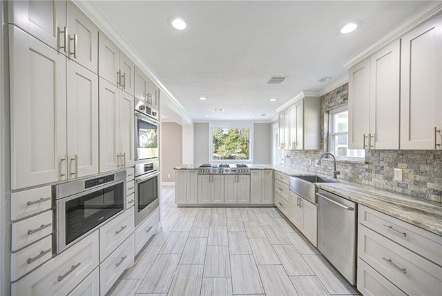 303 Old Bayou Drive, Dickinson, TX 77539