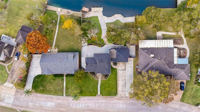 303 Old Bayou Drive, Dickinson, TX 77539