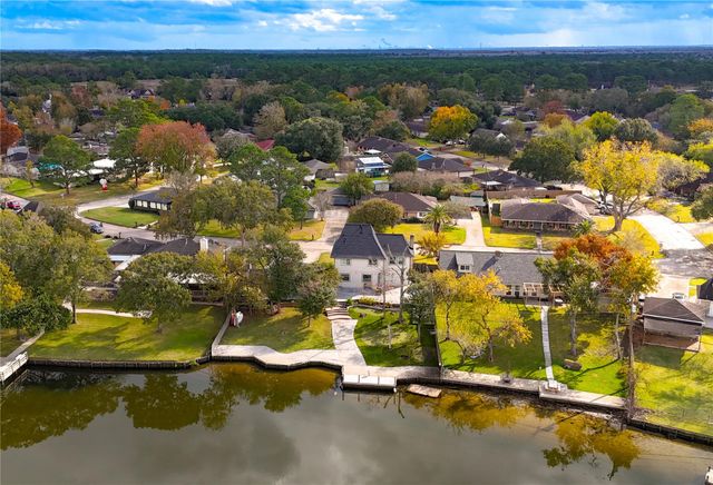 303 Old Bayou Drive, Dickinson, TX 77539