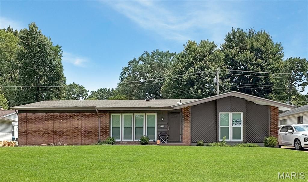 11826 Hidden Lake Drive, St Louis, MO 63138