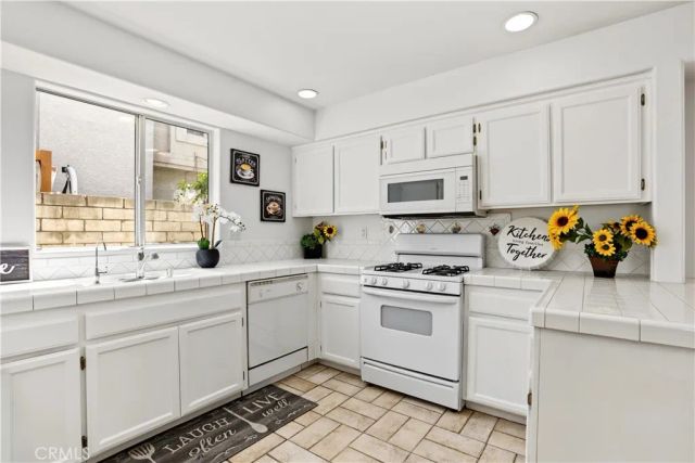 18334 Keswick St., Reseda, CA 91335