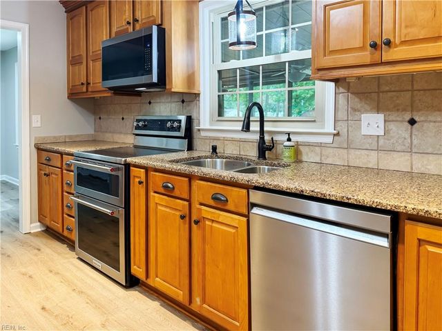 316 Sharon DR, Seaford, VA 23696