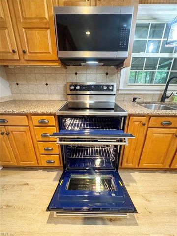 316 Sharon DR, Seaford, VA 23696