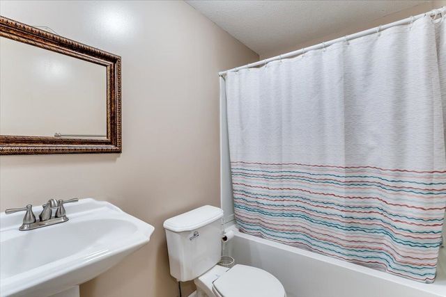 2206 E Myrtlewood, Derby, KS 67037