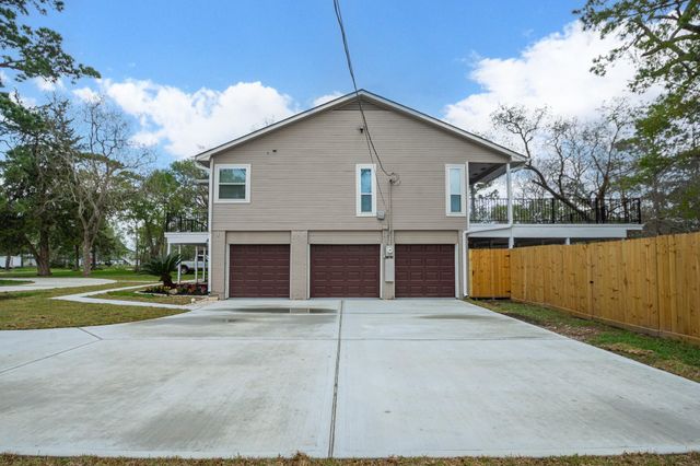 4509 Country Club Drive, Dickinson, TX 77539