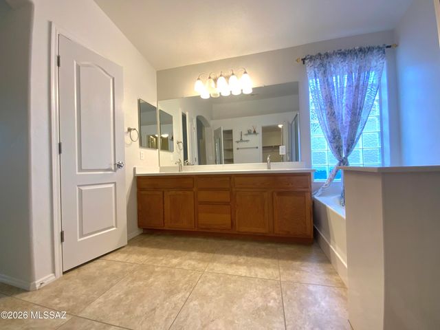 11253 N Eagle Landing Place, Tucson, AZ 85737