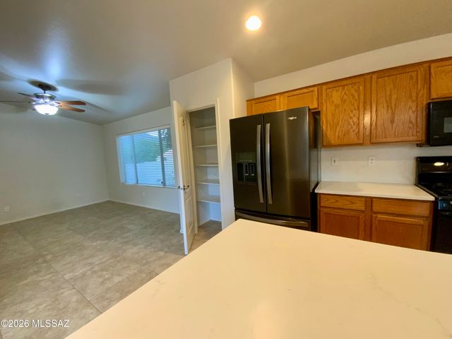 11253 N Eagle Landing Place, Tucson, AZ 85737