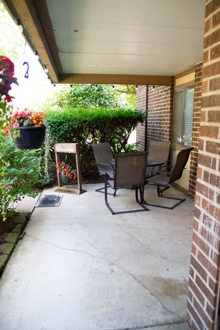 437 Cavalier Court 111, West Dundee, IL 60118