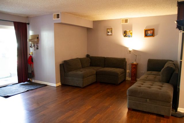437 Cavalier Court 111, West Dundee, IL 60118