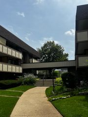 437 Cavalier Court 111, West Dundee, IL 60118