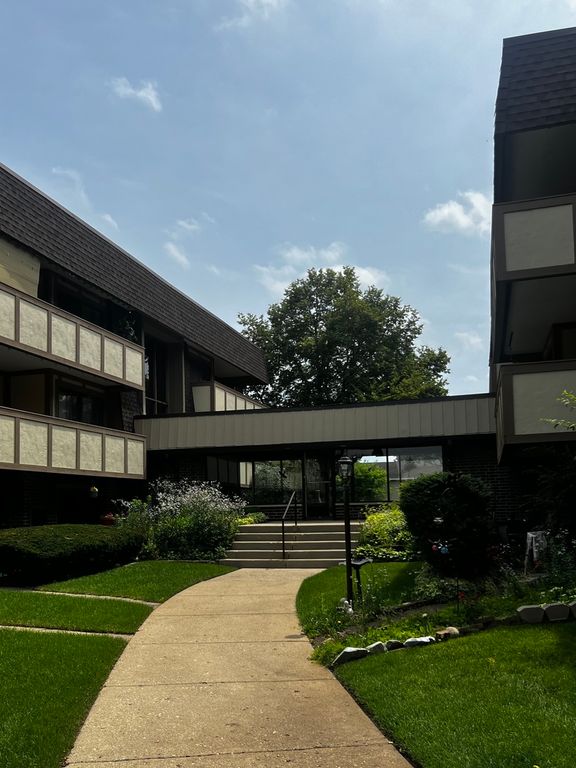 437 Cavalier Court 111, West Dundee, IL 60118
