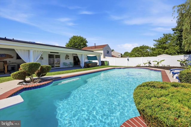 4 BUNKER HILL RD, Sewell, NJ 08080