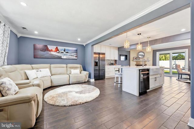4 BUNKER HILL RD, Sewell, NJ 08080