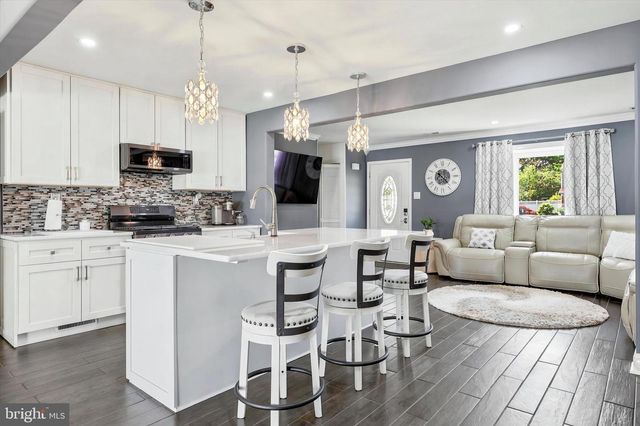 4 BUNKER HILL RD, Sewell, NJ 08080