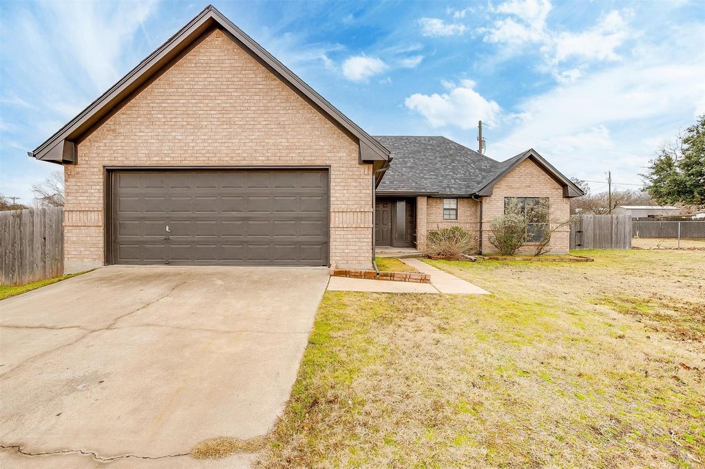 402 Ranch Road, Granbury, TX 76049