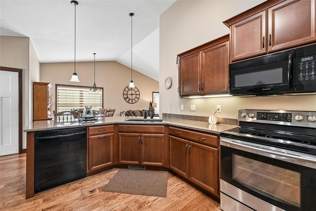 6935 Waterview Drive SW, Cedar Rapids, IA 52404