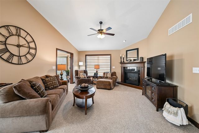 6935 Waterview Drive SW, Cedar Rapids, IA 52404